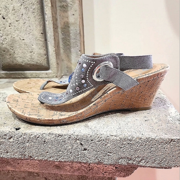 NWOB White Mountain Adeline Embellished Slimgback Wedge Thong Sandals Size 9.5 - Picture 3 of 14